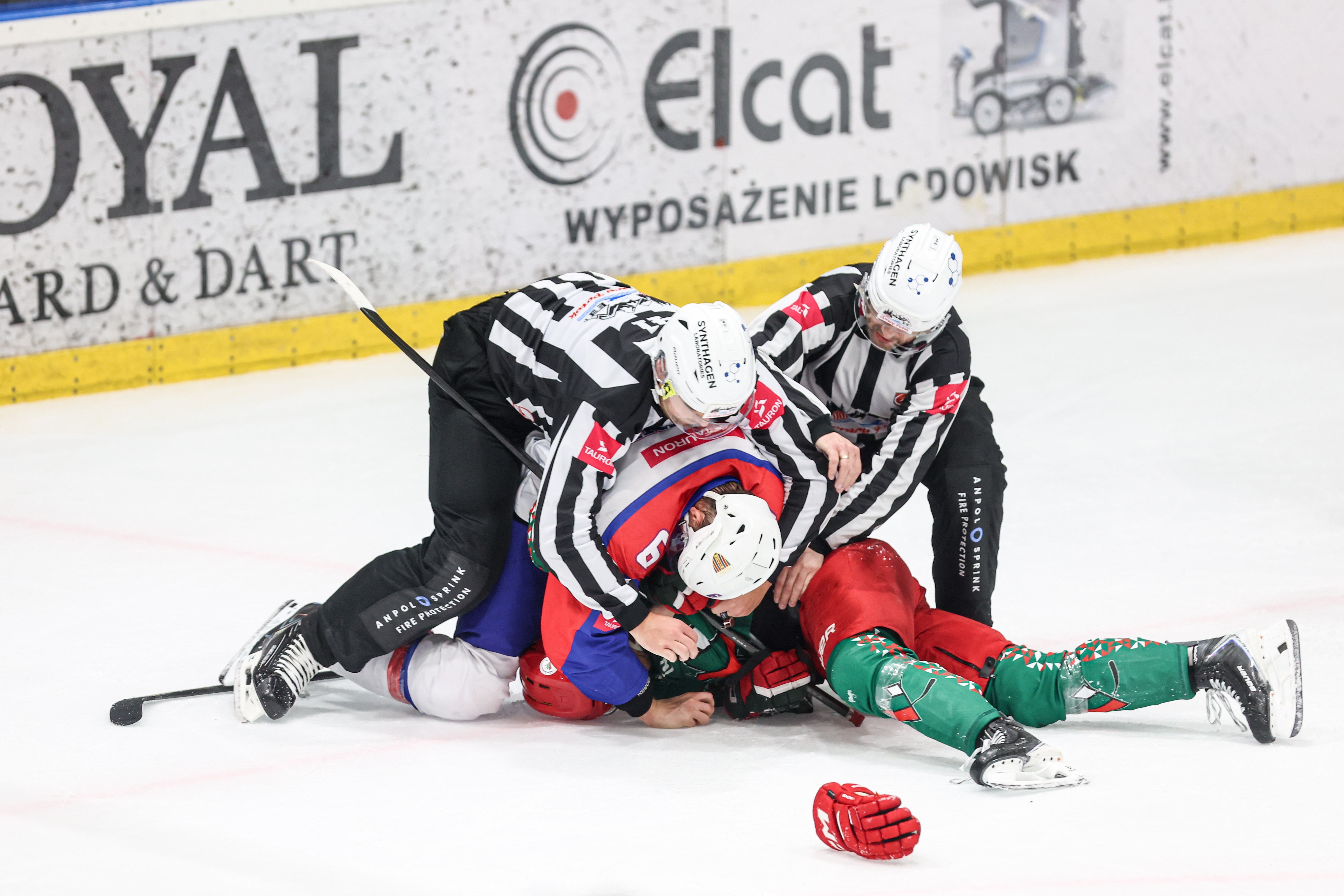 TAURON Hokej Liga. Polonia samodzielnym liderem. Ważne zwycięstwa Torunian i Krakowian