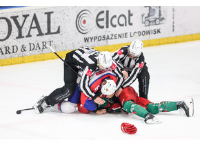TAURON Hokej Liga. Polonia samodzielnym liderem. Ważne zwycięstwa Torunian i Krakowian